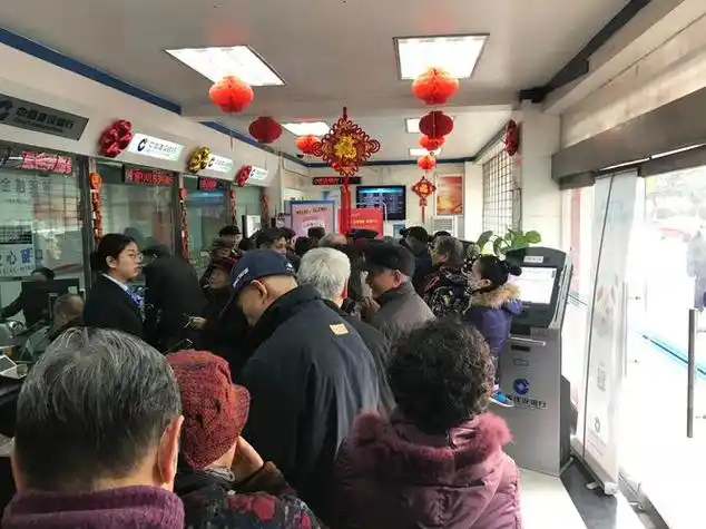 银行拥挤现象背后:老年人银行排队引领趋势,不追求高利息的秘密