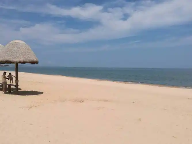 p>威海金海滩浴场,是威海市少有的几个国际海水浴场之一,地理位置