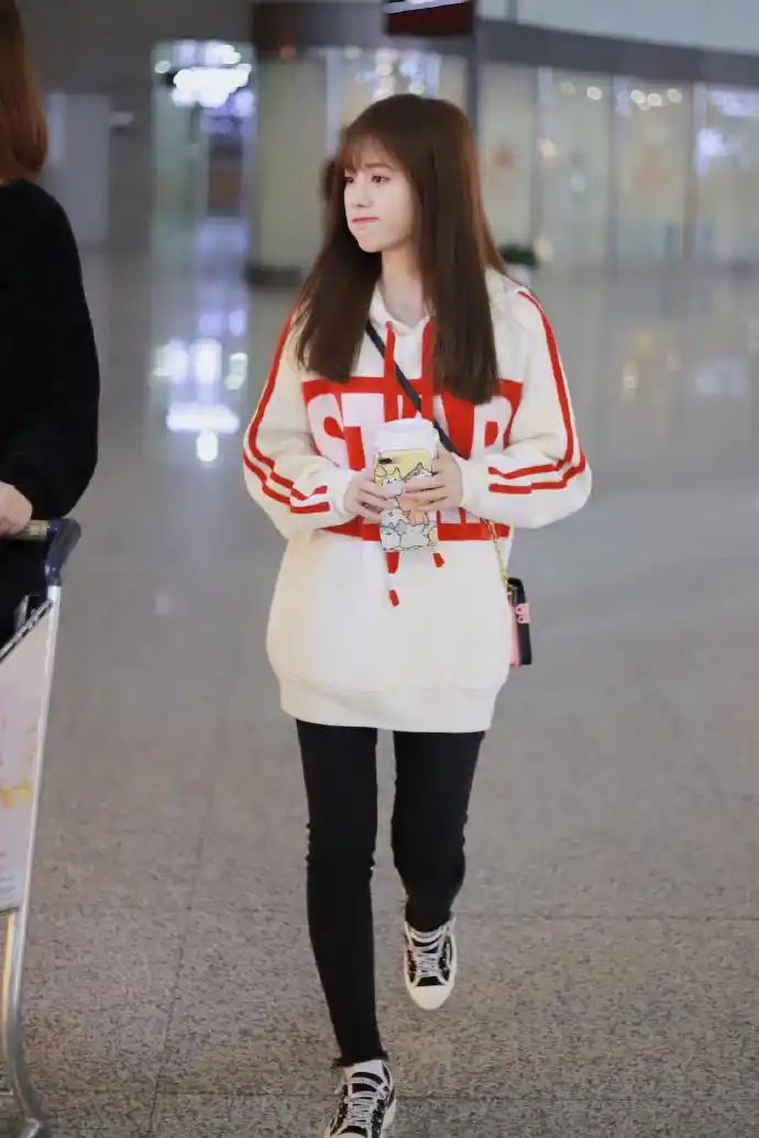 鞠婧祎红唇穿白色卫衣搭配黑色紧身裤现身机场皮肤白皙