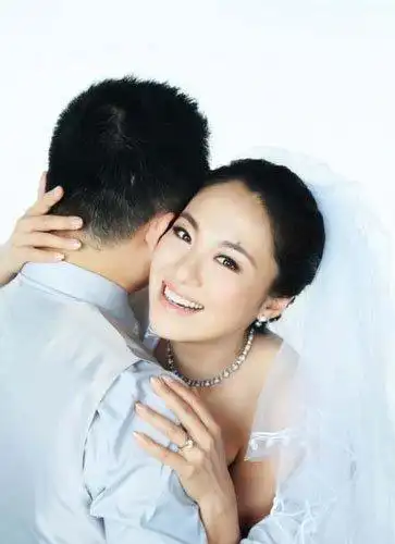 沈傲君神秘婚宴现场曝光,与老公甜蜜相拥