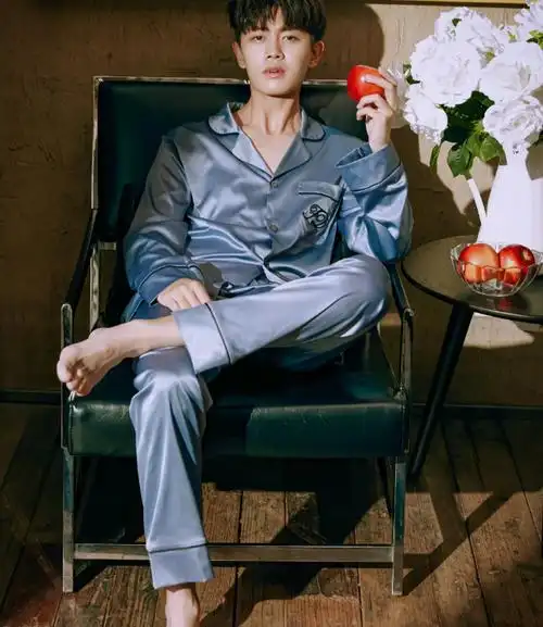 王一博戴的口罩与众不同?穿睡衣的任嘉伦美照?