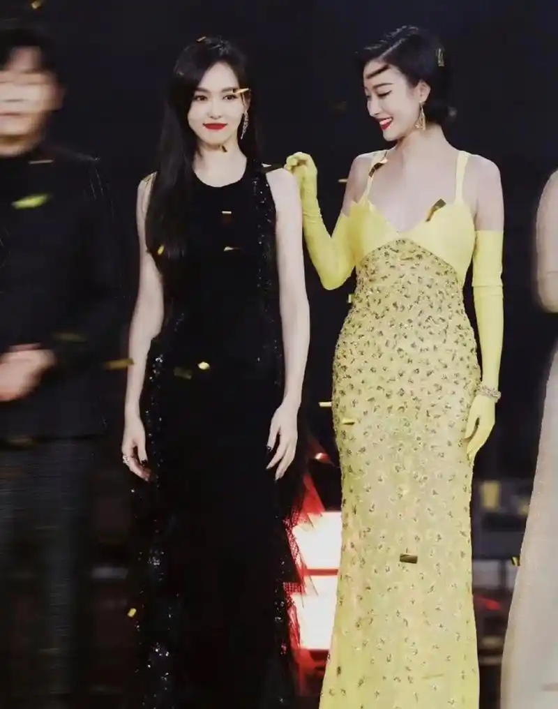 唐嫣倪妮2021年微博之夜合照,两人都是四肢修长又比例极佳的大美女呢