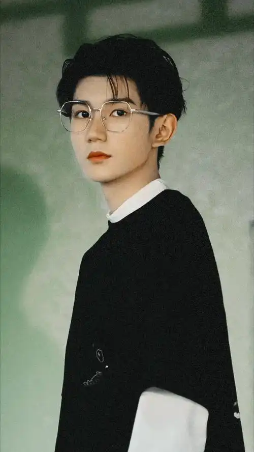 王源广州抢票##王源演唱会抢票最高峰突破260万人#    戴眼镜的栽圆