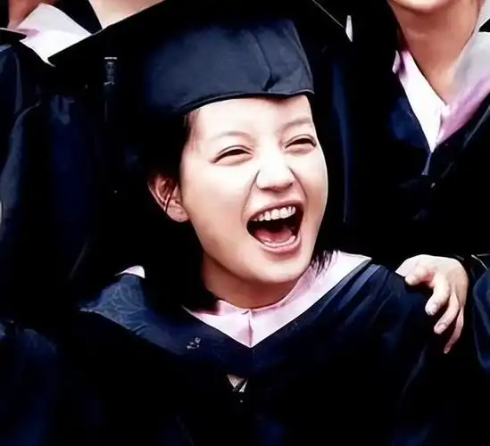 消失两年多后再看赵薇如今的处境47岁的她后悔了吗