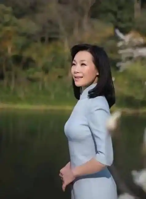 吕薇此后的歌唱事业如雨后春笋一般,迅速发展起来.