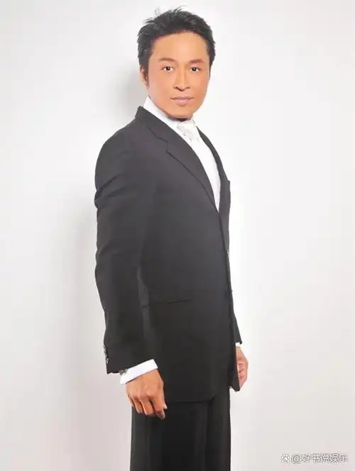 61岁马景涛嘴歪秃顶,脸部浮肿,养俩孩子生活压力大