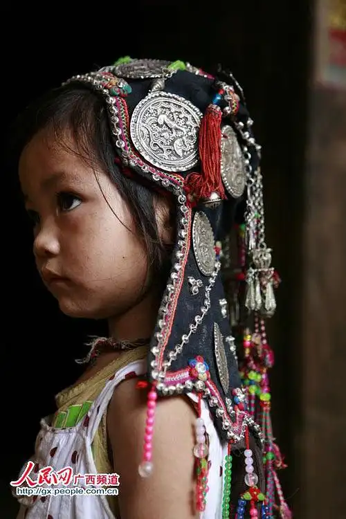 小mm就是一部分广西人相貌的典型.高额头大眼睛,鼻梁不高,短