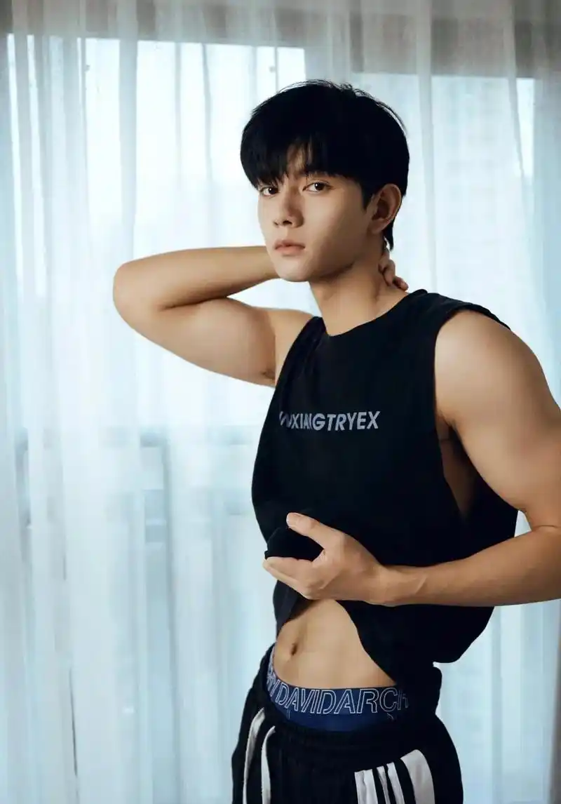 精致五官与嘎嘣脆八块腹肌的完美结合,阳光少年感平面小哥可不可