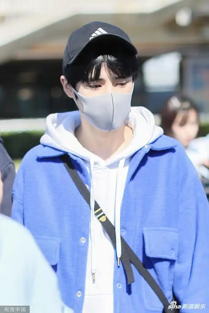 组图:台风少年团姚景元戴口罩难掩清秀眉眼 穿着休闲如邻家少年