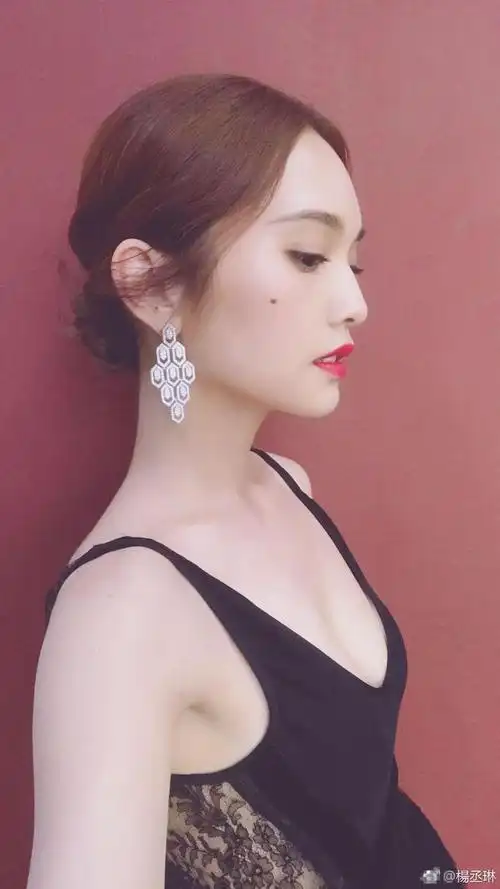 杨丞琳晒深v自拍,大秀事业线性感撩人