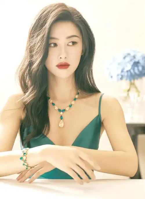 遇见女神朱珠,时尚新风向,迷人魅力不可挡.