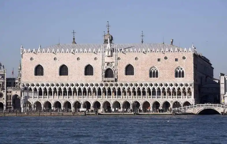 曾经是这座城市最著名的露天市场的里亚托桥,总督们曾经居住的总督府