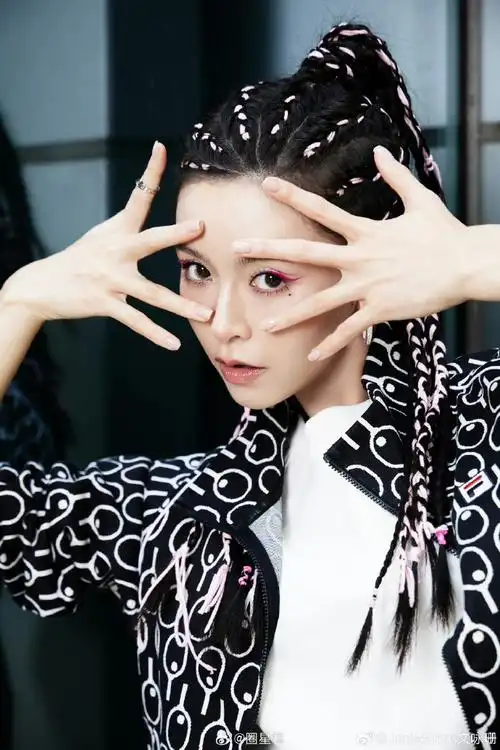 跟姐姐以往的形象大不一样,是酷girl爱了爱了#文咏珊脏辫猫眼妆