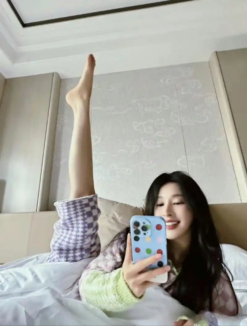 足控爱好者有福了,张俪性感小脚丫水嫩诱人,太美了!