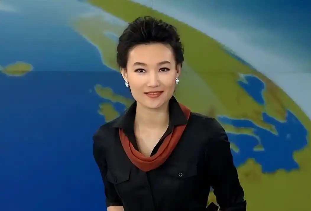 央视主持人李梓萌:45岁仍在等待真爱 李梓萌在《新闻联播》任职已有17