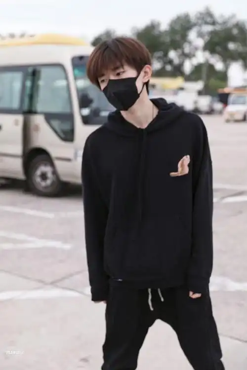 易烊千玺黑色连帽卫衣饭拍