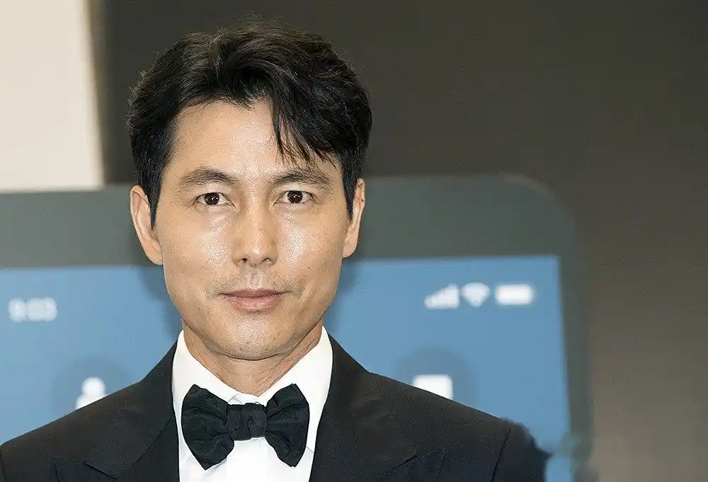 10日,演员郑雨盛出席在首尔举行的某品牌活动,007领结西装造型凸显