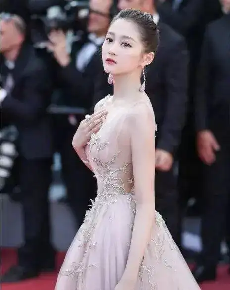 关晓彤穿透视装好身材一览无余, 网友: 比没穿的好!