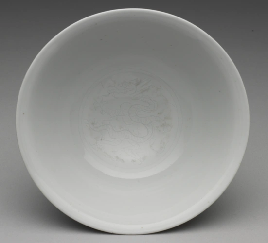 暗刻龙纹碗 文物图档编号:k1b002570n000000000pae 朝代:明 类别:瓷器
