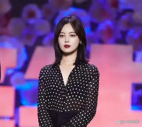 女明星是因有上镜,体重超标时会影响到效果,所以她们好些人明明很瘦