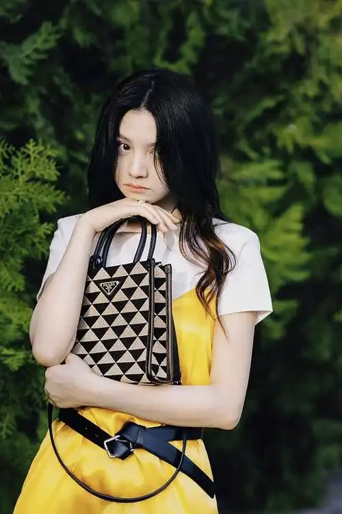 演员春夏发布时尚造型写真黄裙内搭白t清新减龄好亮眼