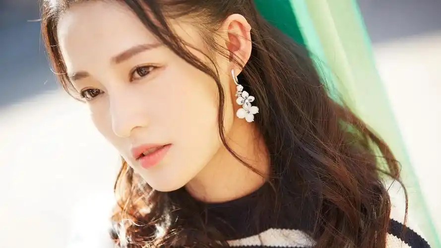 李沁演员清新励志清新美女明星明星风尚壁纸3