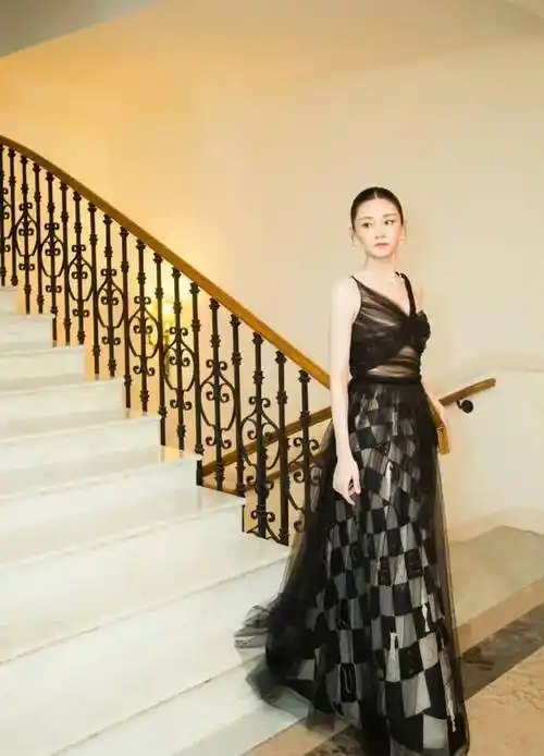 郑恺老婆真是美到国外了穿棋盘格纱裙走红毯真给国人长脸