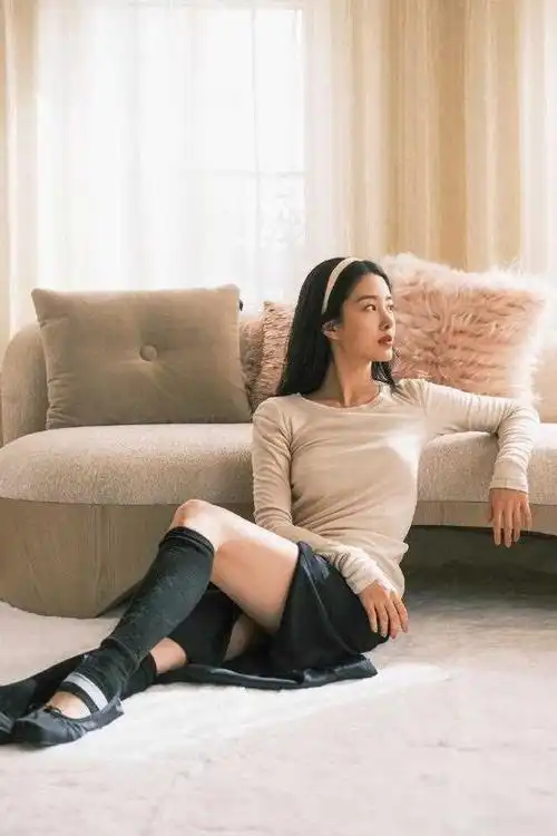 在这组居家运动美照中,杨采钰展现的不仅仅是健康活力,更是一种生活