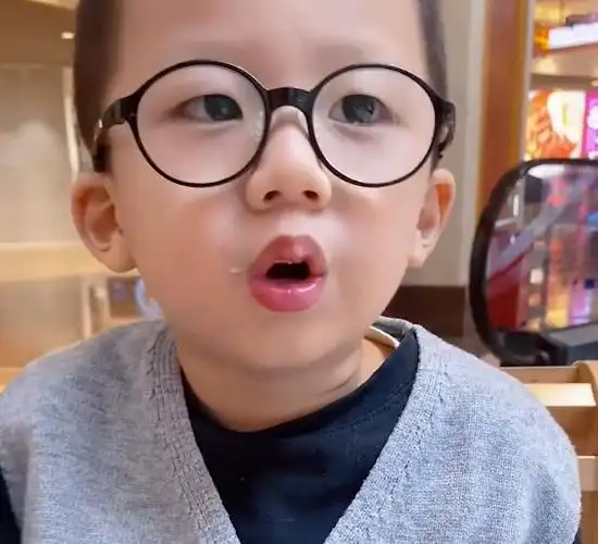 江苏妈妈问儿子自己当老婆怎样?随后儿子回答亮了,网友哭笑不得