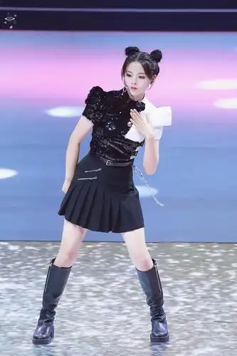 杨超越穿着stella luna长筒靴出席《超新星全运会》开幕式表演打破