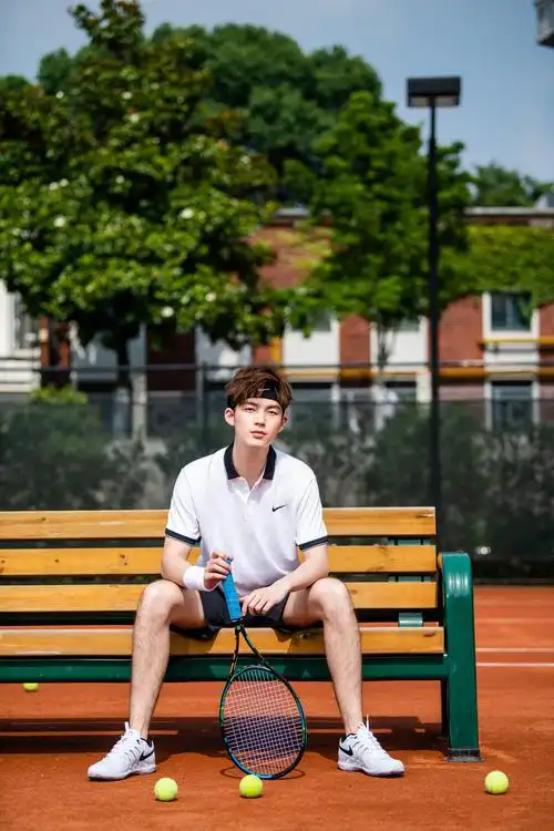 董力化身网球少年青春洋溢活力无限