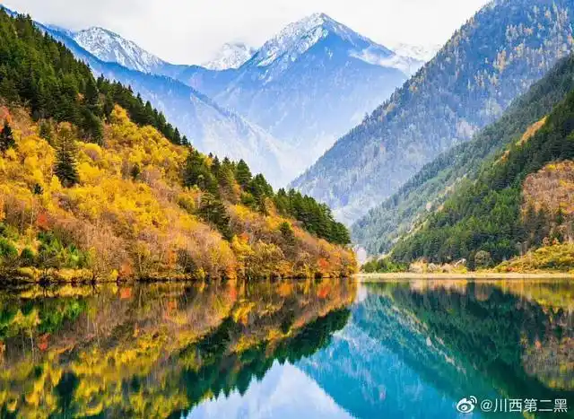 还有那美丽动人的山水组合在一起,秋天的九寨沟,仿佛让人走进了一场