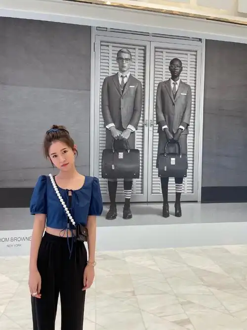 张子萱晒老公视角撒狗粮扎丸子头穿露脐装扮嫩蛮腰长腿超吸睛