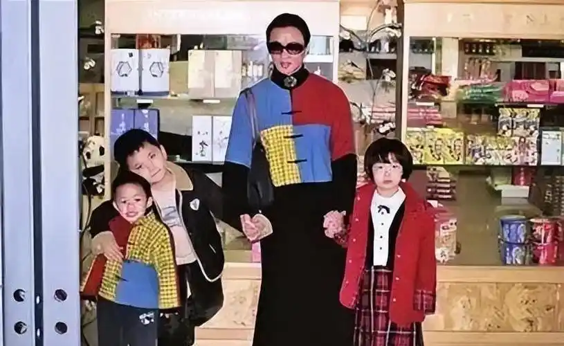 孩子之后他们又在意大利再次登记结婚,既让人惊喜又让人感到意外,金星