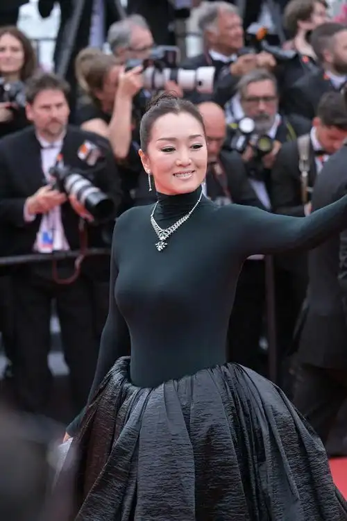 巩俐气场 巩俐戛纳红毯造型来啦~ 巩皇不愧是巩皇……|巩俐|气场|造型