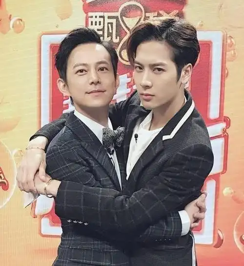 何炅问王嘉尔朋友中谁最有钱回答让何炅慌了自己给自己挖坑