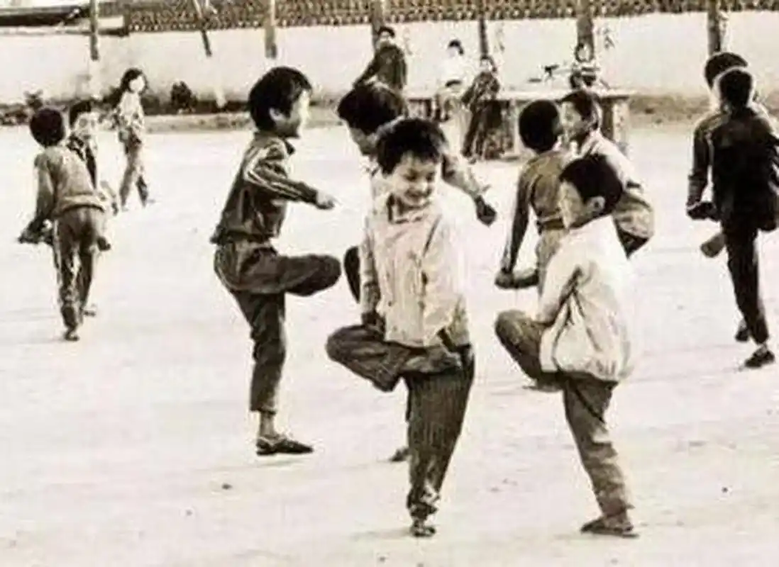 老照片   70,80,90后的童年游戏,儿时的美好回忆,有没有你童年的影子