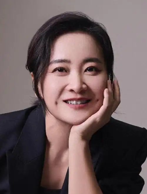 贾玲新公式照惊艳亮相!捧脸微笑,自信满满,网友直呼太美了!_腾讯新闻