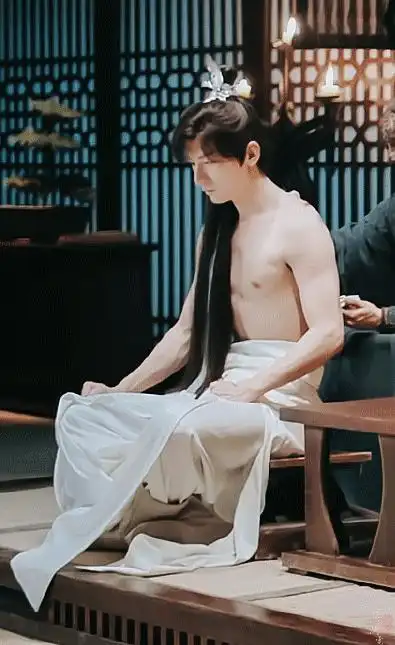 成毅身材99肌肉线条也太好了吧,此处省略一万字,请自行脑补,想上手