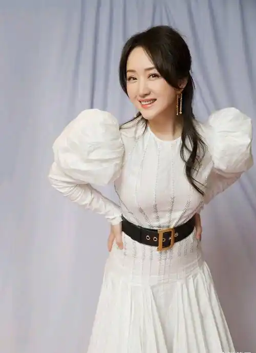 原创又被杨钰莹美到了身穿白色泡泡袖连衣裙时髦减龄这状态像20岁