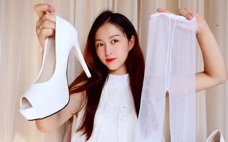 珂珂是高跟鞋控,试穿10cm白色鱼嘴高跟鞋,上脚超显气质!