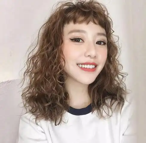 女生网红泡面头短发图片