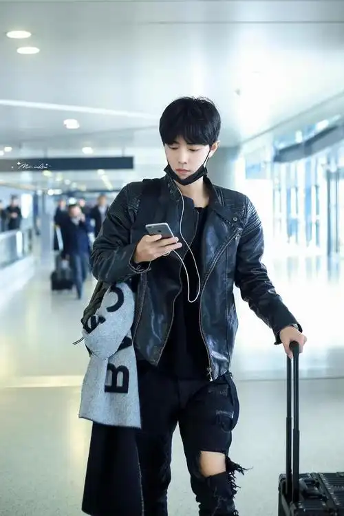 肖战机场穿搭合集,简直是男友风穿搭指南.