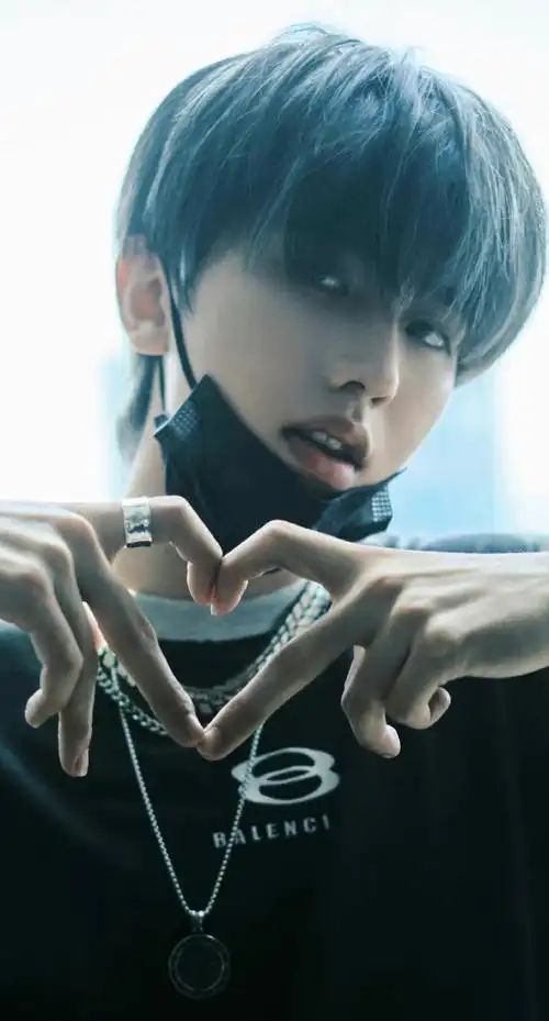 蔡徐坤广告拍摄路透