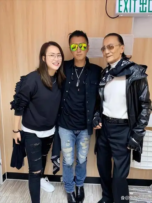 她不仅仅是一个经纪人,更是在谢霆锋演艺生涯中的坚强后盾.