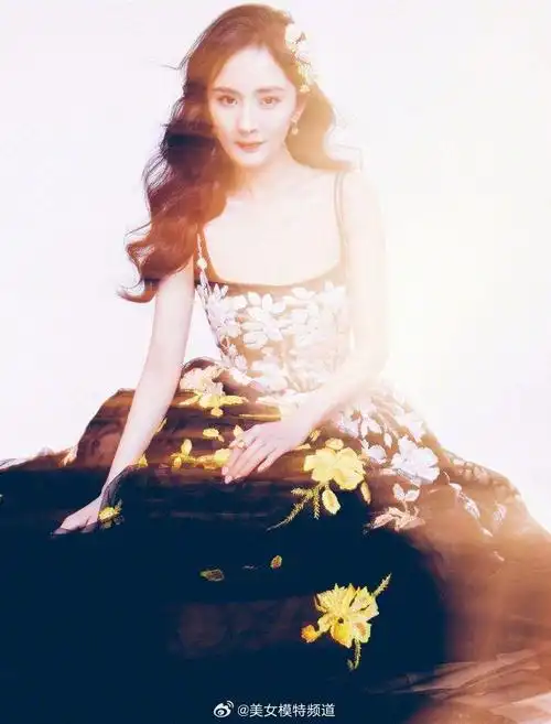 杨幂一袭鲜花礼服温婉明艳鬓边花饰点缀精致可人