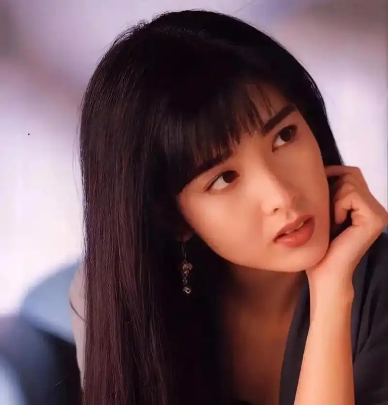 周慧敏年轻的时候,她不仅具有清纯的气质,还有着一份美艳的魅力.