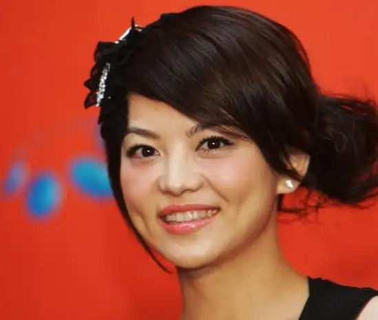 43岁李湘近照,一袭鹅黄长裙瘦了美的迷人,腰还有点细了李湘近照曝光