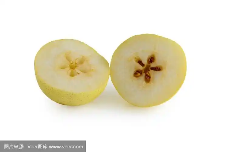 单梨切成两半,孤立在白色上