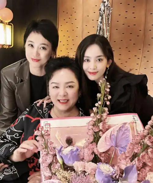 娜扎晒全家福为母亲庆生妈妈年轻贵气空姐姐姐罕见出镜颜值高